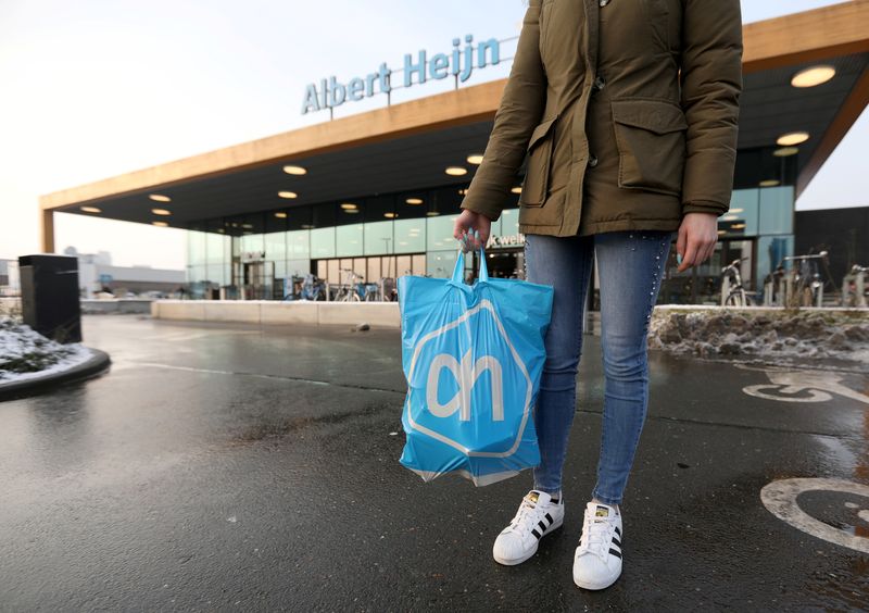 &copy; Reuters. FOTO DE ARCHIVO. Una mujer sostiene una bolsa con el logo de Albert Heijn, operado por Ahold Delhaize, el grupo neerlandés-belga de supermercados, en Eindhoven, Países Bajos. 23 de enero de 2019. REUTERS/Eva Plevier