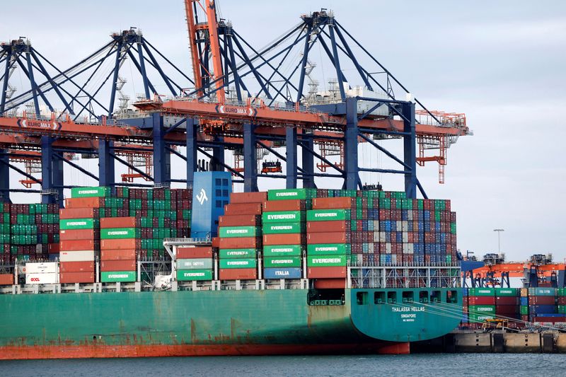 &copy; Reuters. FILE PHOTO: Containers in the Port of Rotterdam are seen in Rotterdam, Netherlands, November 1, 2022. REUTERS/Piroschka van de Wouw/File Photo