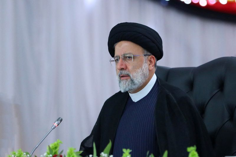 &copy; Reuters. الرئيس الإيراني إبراهيم رئيسي في مؤتمر صحفي في هاراري  يوم 13 يوليو تموز 2023. صورة لرويترز من وكالة أنباء غرب آسيا.