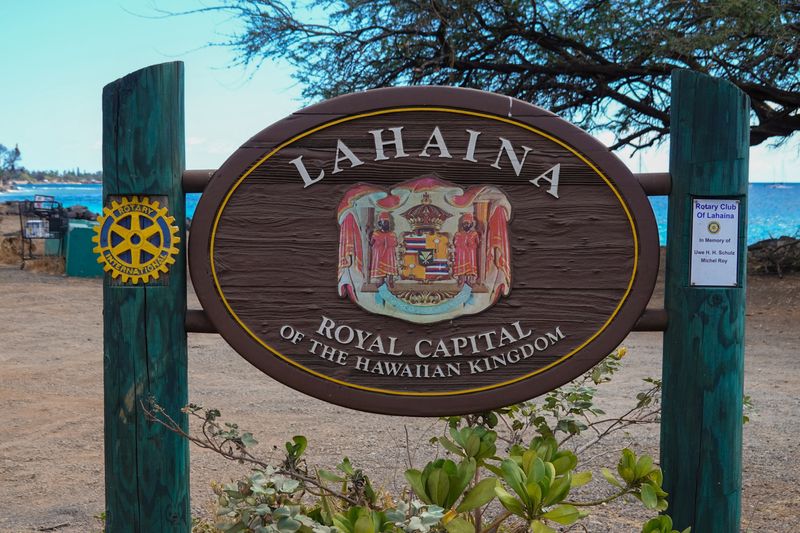 © Reuters. A general view of a sign along the highway while entering the fire ravaged beach town of Lahaina on the island of Maui in Hawaii, U.S., August 15, 2023.  REUTERS/Mike Blake