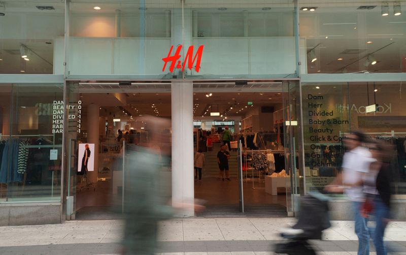 &copy; Reuters. Des piétons et des acheteurs passent devant une succursale du détaillant de mode H&M dans le centre de Stockholm, en Suède. /Photo prise le 17 juillet 2023/REUTERS/Tom Little/
