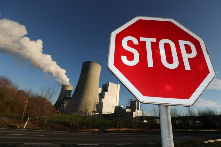 &copy; Reuters. FOTO DE ARCHIVO: Una señal de Stop frente a la central eléctrica de lignito Neurath de la compañía eléctrica alemana RWE, al oeste de Colonia, Alemania, 16 de enero de 2020. REUTERS/Wolfgang Rattay/Foto de archivo