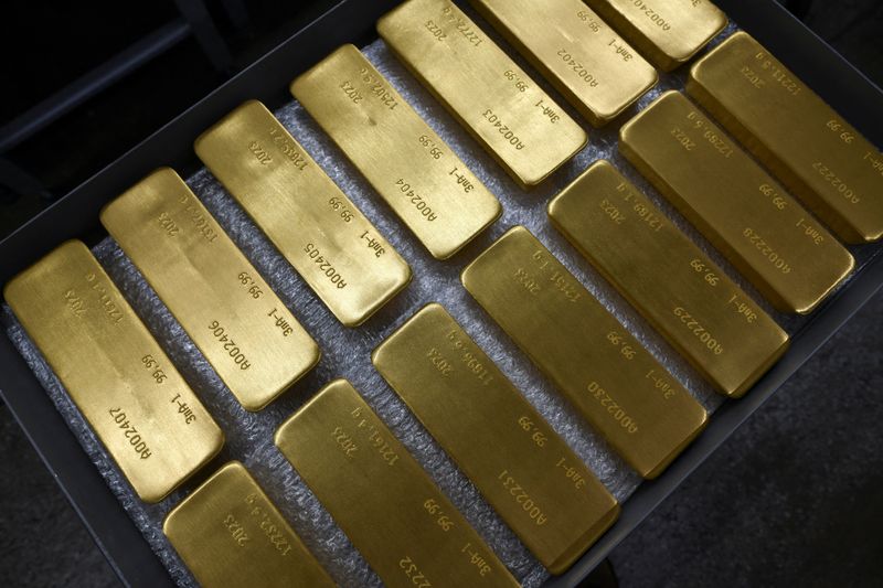 &copy; Reuters. FOTO DE ARCHIVO: Lingotes de oro puro al 99,99 por ciento en una sala de trabajo en la planta de metales preciosos Krastsvetmet en la ciudad siberiana de Krasnoyarsk, Rusia. 31 de enero, 2023. REUTERS/Alexander Manzyuk