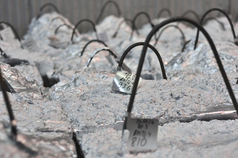 &copy; Reuters. FOTO DE ARCHIVO: Escoria de zinc, utilizada en la producción de acero galvanizado, se ve en un taller de la fábrica de acero Novolipetsk (NLMK) en Lipetsk, a unos 500 km al sureste de la capital Moscú, Rusia. 30 de enero, 2014. REUTERS/Andrey Kuzmin