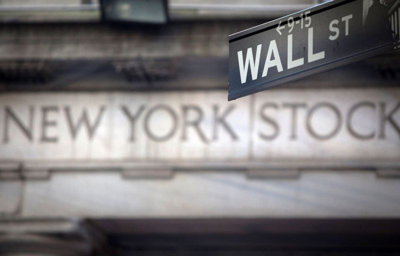 &copy; Reuters. Une enseigne de Wall Street à l'extérieur du New York Stock Exchange à New York. /Photo d'archives/REUTERS/Carlo Allegri/
