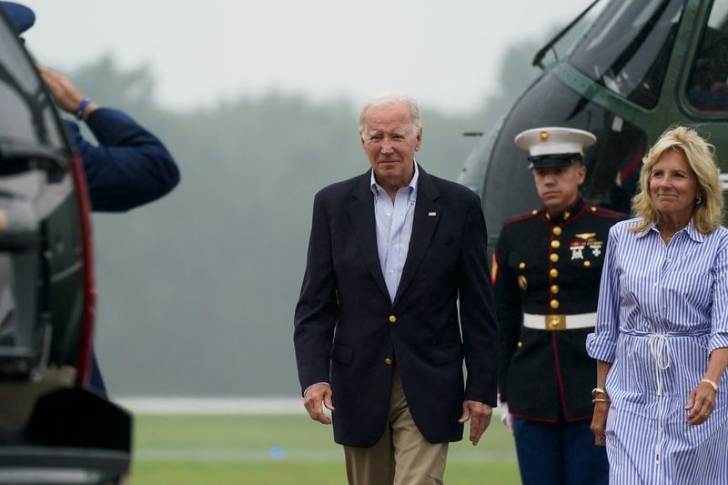 &copy; Reuters. U.S. President Joe Biden and first lady Jill Biden disembark from Marine One at Delaware Air National Guard Base en route to Wilmington, in New Castle, Delaware, U.S., August 4, 2023. REUTERS/Elizabeth Frantz/File Photo