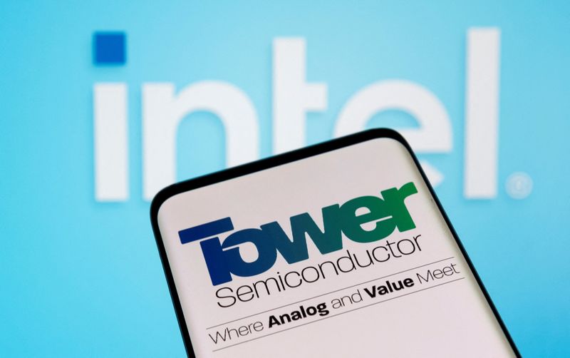 &copy; Reuters. FOTO DE ARCHIVO: El logotipo de Tower Semiconductor se ve en un teléfono inteligente delante del logo de Intel en esta ilustración tomada el 15 de febrero de 2022. REUTERS/Dado Ruvic/Ilustración/Archivo
