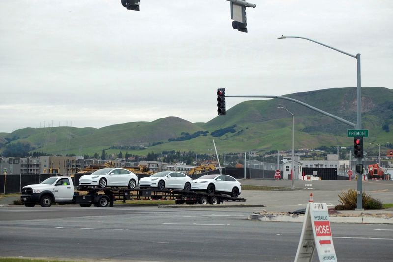 &copy; Reuters. FILE PHOTO: Vehicles on a trailer bed are seen leaving a Tesla U.S. vehicle factory in Fremont, California, U.S., March 18, 2020. REUTERS/Stephen Nellis/File Photo