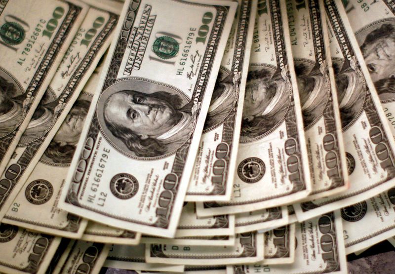 © Reuters. FILE PHOTO: Four thousand U.S. dollars are counted out by a banker counting currency at a bank in Westminster, Colorado November 3, 2009.  REUTERS/Rick Wilking/File Photo