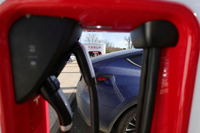 &copy; Reuters. FILE PHOTO: A driver recharges the battery of his Tesla car, at a Tesla Super Charging station, in a petrol station on the highway in Chateauvillain, France, February 20, 2023. REUTERS/Pascal Rossignol/File Photo