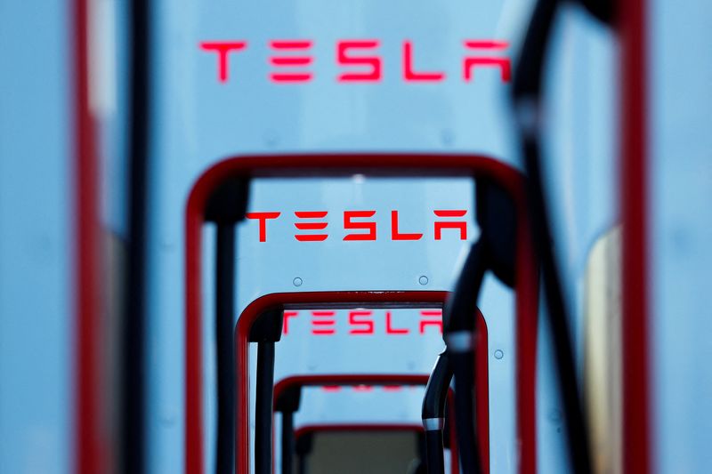 © Reuters. FILE PHOTO: Tesla super chargers are shown in Mojave, California, U.S. July 10, 2019.       REUTERS/Mike Blake/File Photo