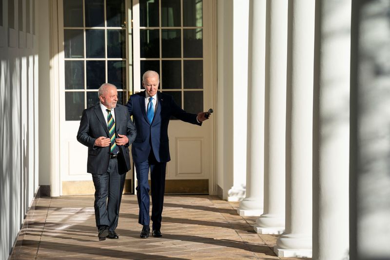 &copy; Reuters. Lula e Biden caminham do lado de fora da Casa Branca em fevereiro
10/02/2023
Sarah Silbiger/Pool via REUTERS