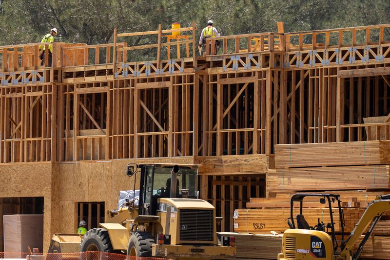 &copy; Reuters. Construction workers on the job at a residential project during the outbreak of the coronavirus disease (COVID-19) in Encinitas, California, U.S., July 30, 2020.      REUTERS/Mike Blake/file photo