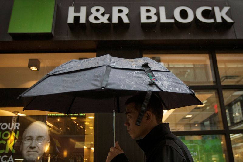 &copy; Reuters. FILE PHOTO: A man passes by an H&R Block tax center in New York April 15, 2014.  REUTERS/Brendan McDermid File Photo