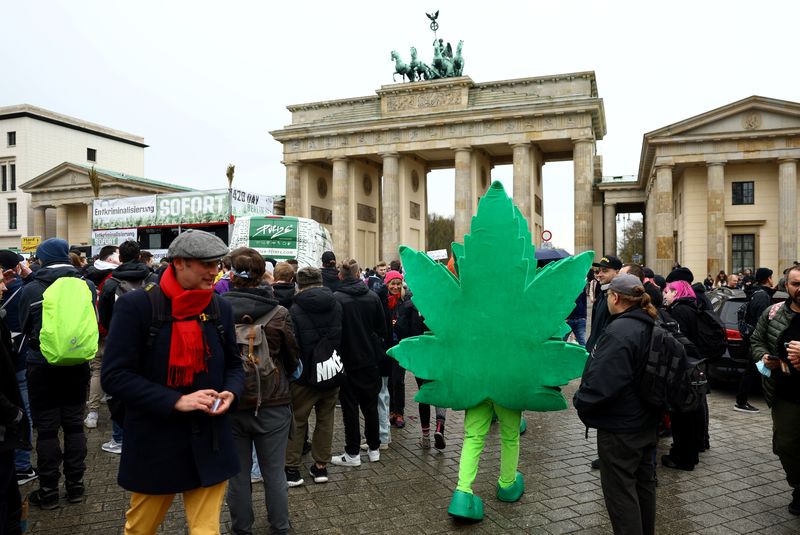 &copy; Reuters. Ativistas se manifestam em favor da legalização da maconha em frente ao Portão de Brandenburgo, em Berlim
20/04/2022
REUTERS/Lisi Niesner