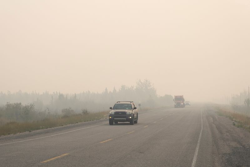 © Reuters. Vehicles leave Yellowknife on the only highway in or out of the city after a state of emergency was declared due to the proximity of a wildfire, in Yellowknife, Northwest Territories, Canada August 16, 2023.  REUTERS/Pat Kane