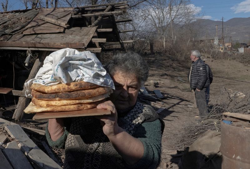 &copy; Reuters. Residente local carrega pão na região de Nagorno-Karabakh
15/01/2021
REUTERS/Artem Mikryukov