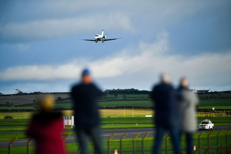 © Reuters. FILE PHOTO: A private jet lands in Prestwick Airport in Prestwick, Scotland, Britain, November 2, 2021. REUTERS/Dylan Martinez/File Photo