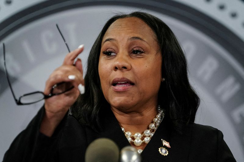 &copy; Reuters. FILE PHOTO: Fulton County District Attorney Fani Willis speaks to the media after a Grand Jury brought back indictments against former president Donald Trump and 18 of his allies in their attempt to overturn the state's 2020 election results, in Atlanta, 
