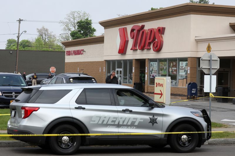 &copy; Reuters. FILE PHOTO: Members of law enforcement work at the scene of a weekend shooting at a Tops supermarket in Buffalo, New York, U.S. May 19, 2022.  REUTERS/Brendan McDermid/File Photo