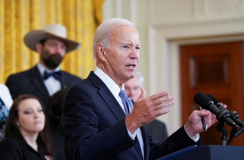 © Reuters. U.S. President Joe Biden delivers remarks during an event to celebrate the anniversary of his signing of the 2022 Inflation Reduction Act legislation, in the East Room of the White House in Washington, U.S., August 16, 2023. REUTERS/Kevin Lamarque