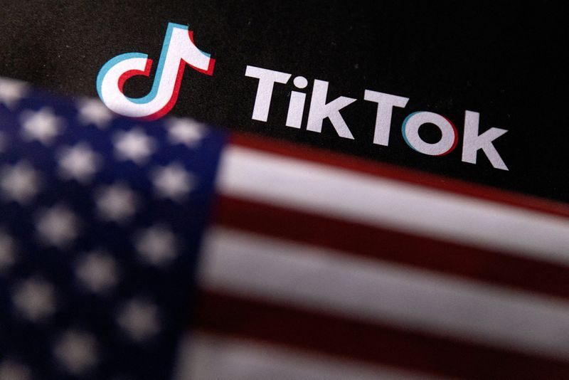 &copy; Reuters. العلم الأمريكي بجانب شعار تيك توك في صورة توضيحية التقطت يوم الثاني من يونيو حزيران 2023. تصوير: دادو روفيتش - رويترز.