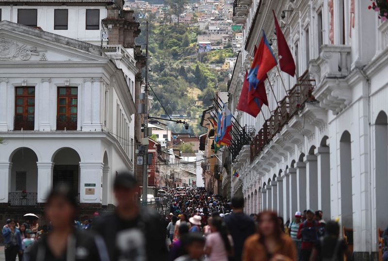 &copy; Reuters. People walk in downtown Quito prior to Sunday's presidential election, in Quito, Ecuador, August 16, 2023. REUTERS/Henry Romero