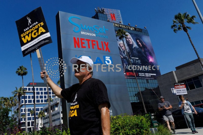 &copy; Reuters. Membros do sindicato de roteiristas norte-americano fazem piquete em frente aos escritórios da Netflix em Los Angeles, Califórnia, EUA
12/07/2023
REUTERS/Mike Blake