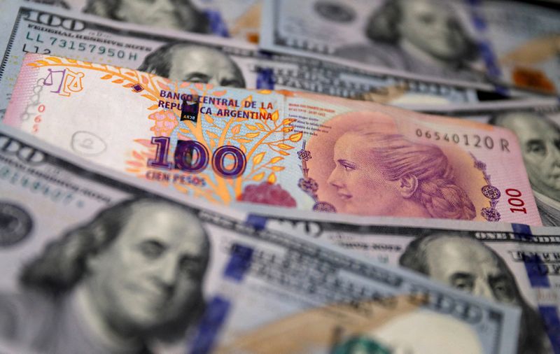 &copy; Reuters. Nota de 100 pesos aparece junto com notas de 100 dólares
17/10/2022
REUTERS/Agustin Marcarian/Foto ilustrastiva