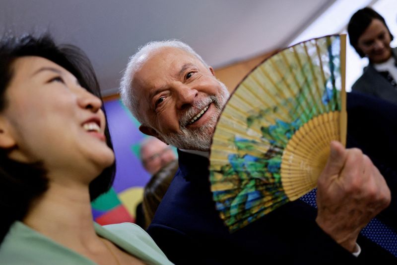 &copy; Reuters.   ８月１６日、   バンコ・ジニアルとクアエスト・ペスキザスの最新世論調査によると、８月はルラ大統領（写真右）の支持率が上昇した。ブラジリアで２日撮影（２０２３年　ロイター/Ues