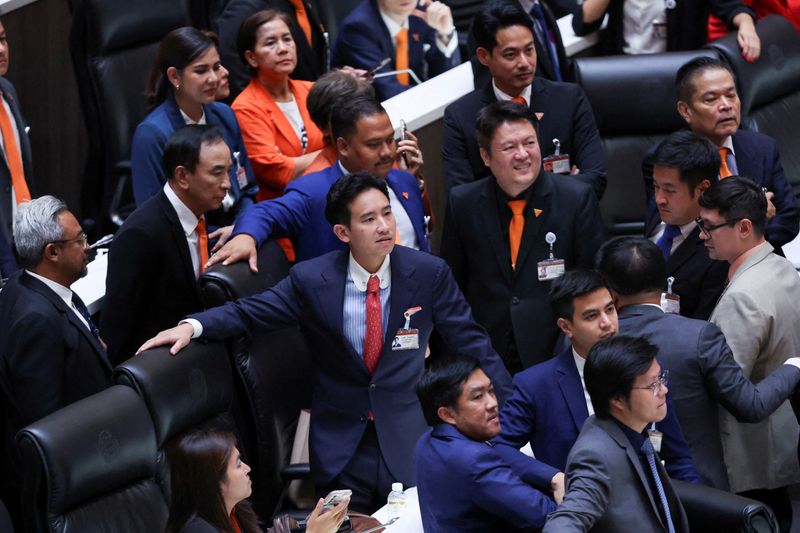 &copy; Reuters. 　８月１６日、タイのワンムハマドノー下院議長は記者団に対し、延期されていた首相指名選挙を２２日に実施する方針を示した。写真中央は前進党のピター党首。バンコクの議会で７月撮