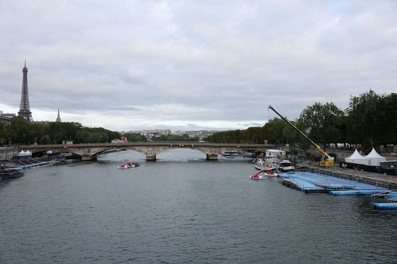 &copy; Reuters. 　来年のパリ五輪でオープンウオーターの競技会場となるセーヌ川で１６日、公式テストイベントのトライアスロン大会開催を翌日に控え、選手らによる練習が行われた。パリで６日撮影（