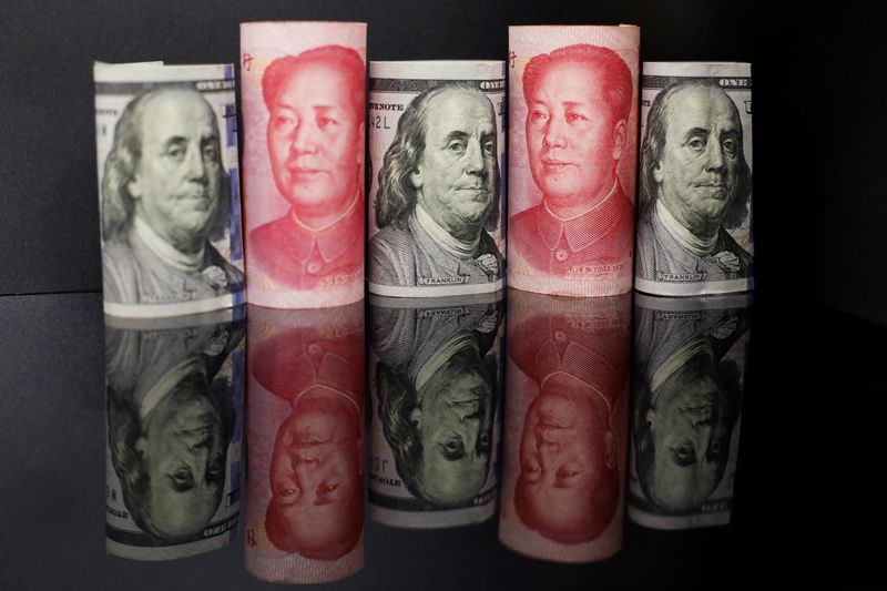 &copy; Reuters. 　８月１７日、中国の主要国有銀行は今週、人民元の急速な下落を食い止めるため、オンショアとオフショアのスポット市場でドル売り・元買いに奔走したもようだ。写真は中国元と米ドル