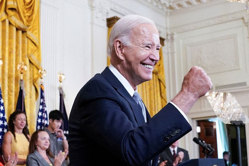 &copy; Reuters. FILE PHOTO: U.S. President Joe Biden gives a fist bump salute to the audience during an event to celebrate the anniversary of his signing of the 2022 Inflation Reduction Act legislation, in the East Room of the White House in Washington, U.S., August 16, 