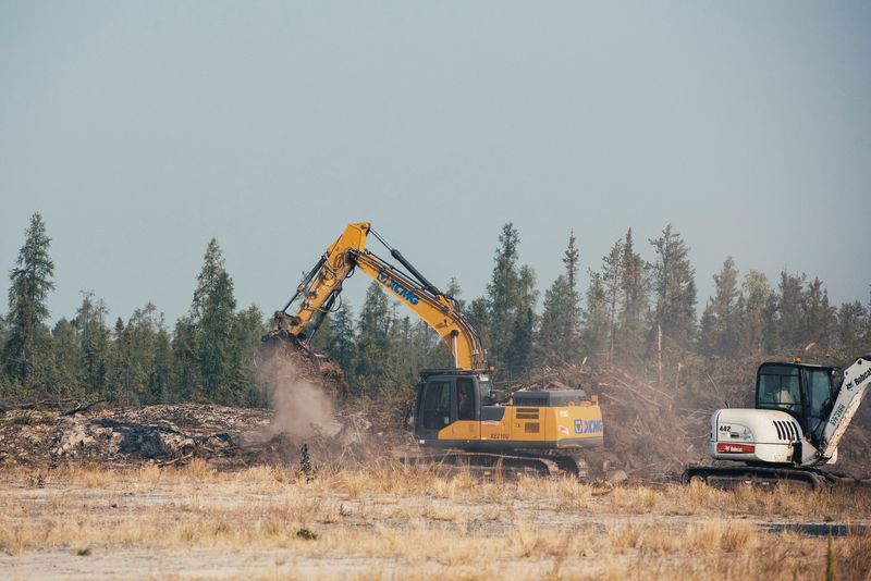 &copy; Reuters. Les travailleurs coupent des arbres à Yellowknife, au Canada. /Photo prise le 16 août 2023/REUTERS/Pat Kane
