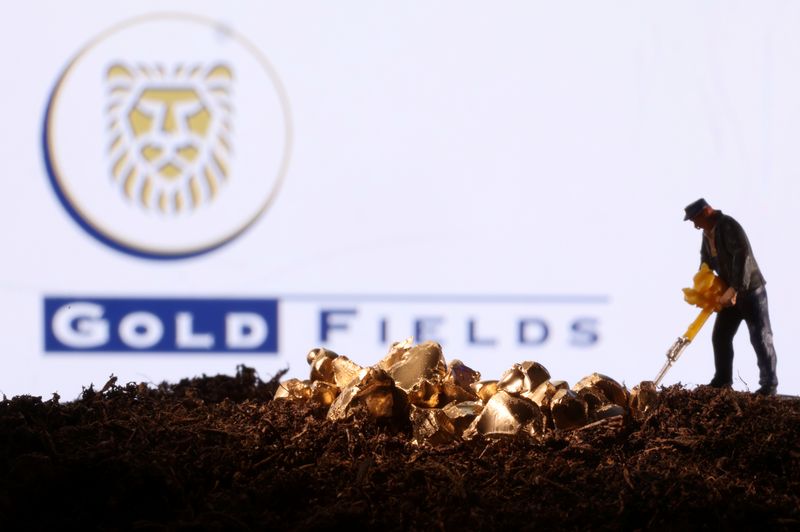 &copy; Reuters. FOTO DE ARCHIVO. Imagen de ilustración de una pequeña figura de juguete e imitación de oro delante del logo de Gold Fields. 19 de noviembre de 2021. REUTERS/Dado Ruvic