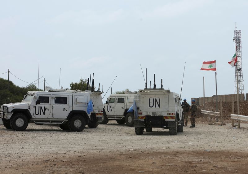 © Reuters. United Nations Interim Force in Lebanon (UNIFIL) members stand near their vehicles in Naqoura near the Lebanese-Israeli border, southern Lebanon, August 16, 2023. REUTERS/Aziz Taher