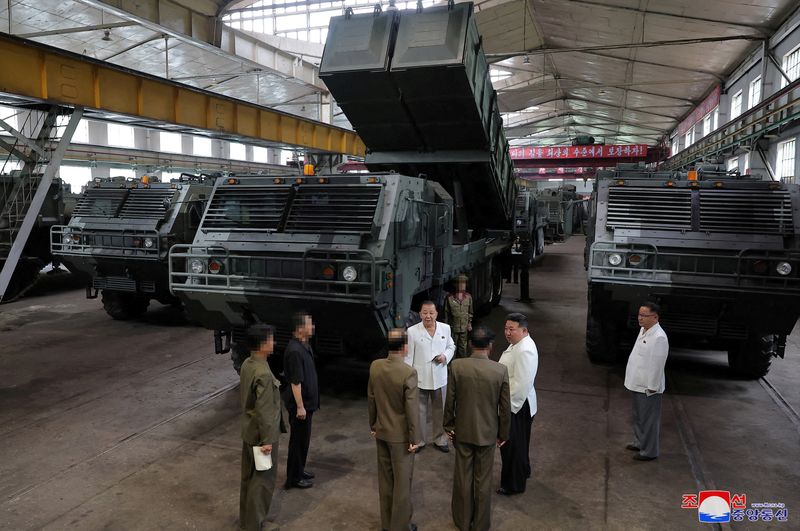 &copy; Reuters. Le dirigeant nord-coréen Kim Jong Un visite une usine militaire de Corée du Nord. /Photo prise le 14 août 2023/KCNA via REUTERS 