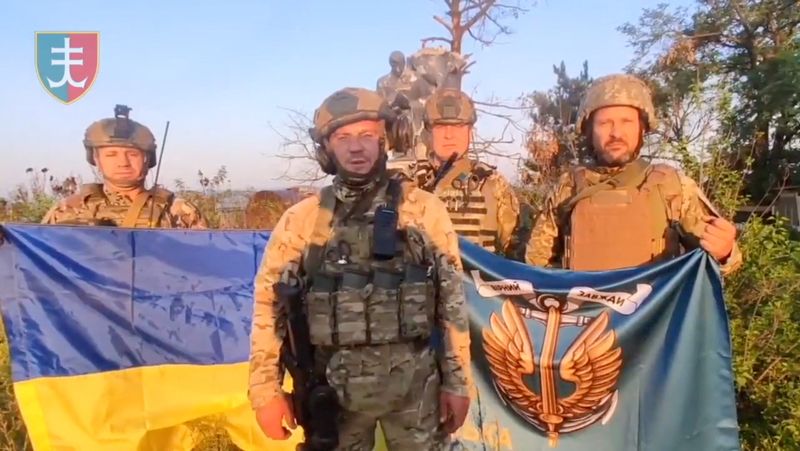 &copy; Reuters. Soldati ucraini con la bandiera ucraina a Urozhaine, nella regione di Donetsk, Ucraina, in questa immagine tratta da un video diffuso il 16 agosto 2023. 35th Separate Marines Brigade of the Ukrainian Armed Forces/via REUTERS