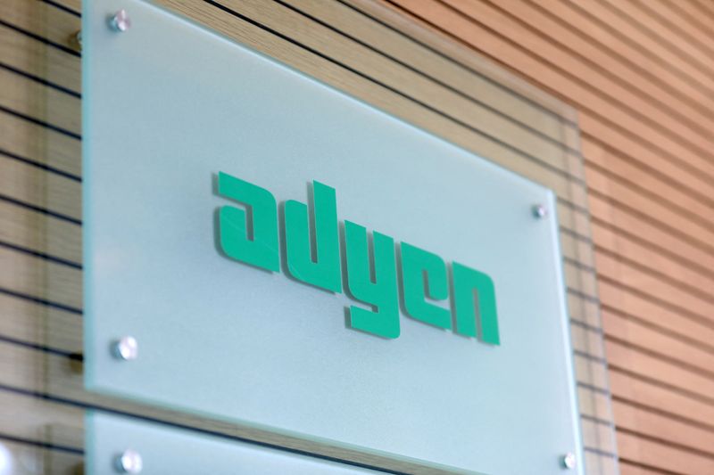 &copy; Reuters. Il logo di Adyen è visibile alla reception della sede centrale dell'azienda ad Amsterdam, Paesi Bassi, 24 agosto 2018. REUTERS/Eva Plevier/File Photo