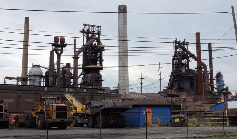 &copy; Reuters. FILE PHOTO: Idled blast furnaces at U.S. Steel Corp's Granite City Works in Granite City, Illinois, U.S. on on July 5, 2017. REUTERS/David Lawder/File Photo