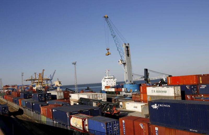 &copy; Reuters. FILE PHOTO: Workers unload containers at the Port of Lisbon, Portugal May 22, 2015. REUTERS/Hugo Correia/File Photo