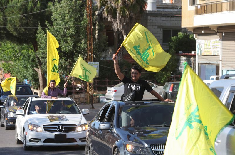 &copy; Reuters. أنصار زعيم حزب الله اللبناني السيد حسن نصر الله يحملون الأعلام بمناسبة ذكرى انسحاب إسرائيل من جنوب لبنان في عام 2000 في قرية الحولة بالقرب من 