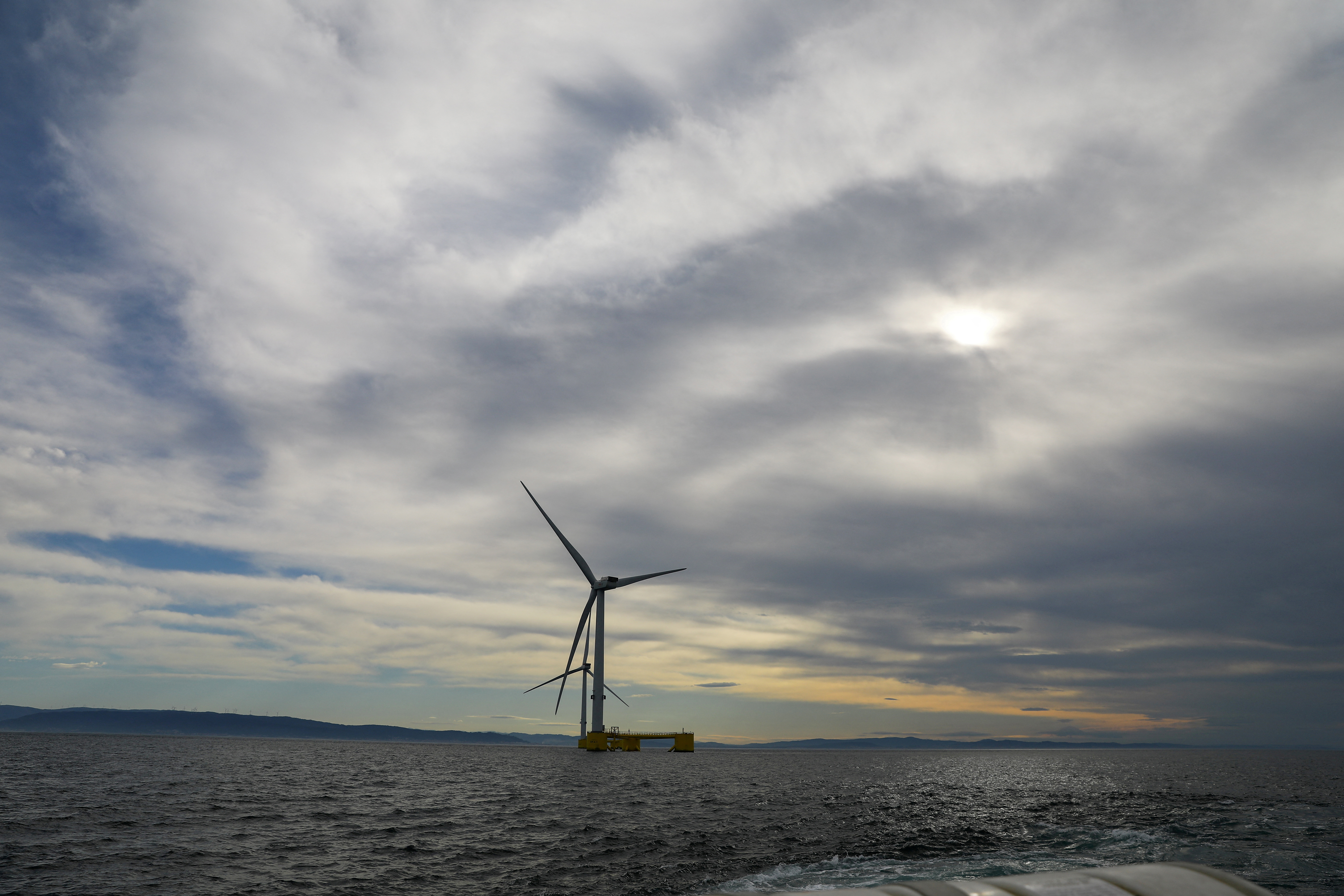 &copy; Reuters. FILE PHOTO: Turbines of the WindFloat Atlantic Project, a floating offshore wind-power generating platform, are seen 20 kilometers off the coast in Viana do Castelo, Portugal, September 23, 2021. Picture taken September 23, 2021. REUTERS/Violeta Santos Mo