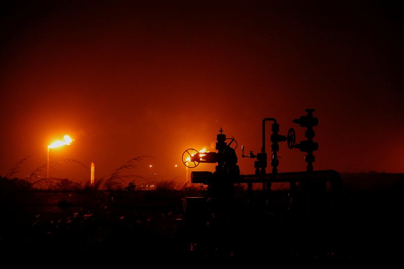 &copy; Reuters. FOTO DE ARCHIVO: Llamaradas de gas se ven en la petrolera estatal PDVSA, en Jusepín, Venezuela. 29 de marzo, 2023. REUTERS/Leonardo Fernández Viloria/Archivo