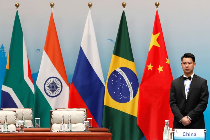 &copy; Reuters. Bandeiras de África do Sul, Índia, Rússia, Brasil e China, países que formam os Brics, em Xiamen, na China
04/09/2017 REUTERS/Tyrone Siu