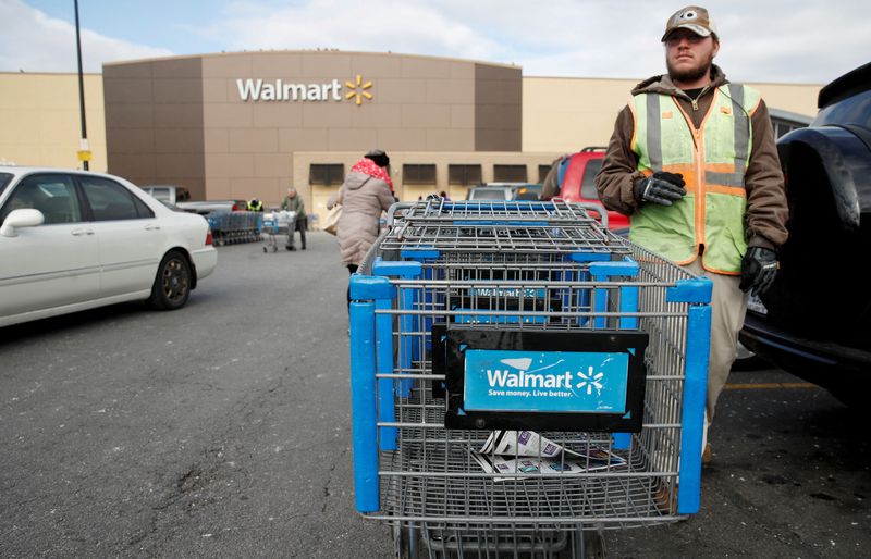 &copy; Reuters. FOTO DE ARCHIVO. Un empleado arregla carritos de compras afuera de una tienda Walmart en Chicago, Illinois, EEUU, 20 de noviembre de 2018. REUTERS/Kamil Krzaczynski