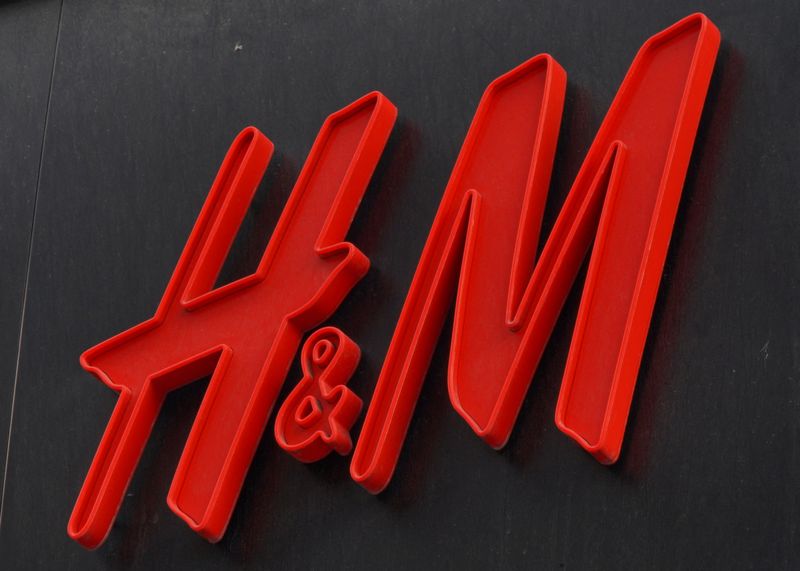 © Reuters. FILE PHOTO: The logo of fashion retailer H&M is on display outside a store in Stockholm, Sweden, July 17, 2023. REUTERS/Tom Little