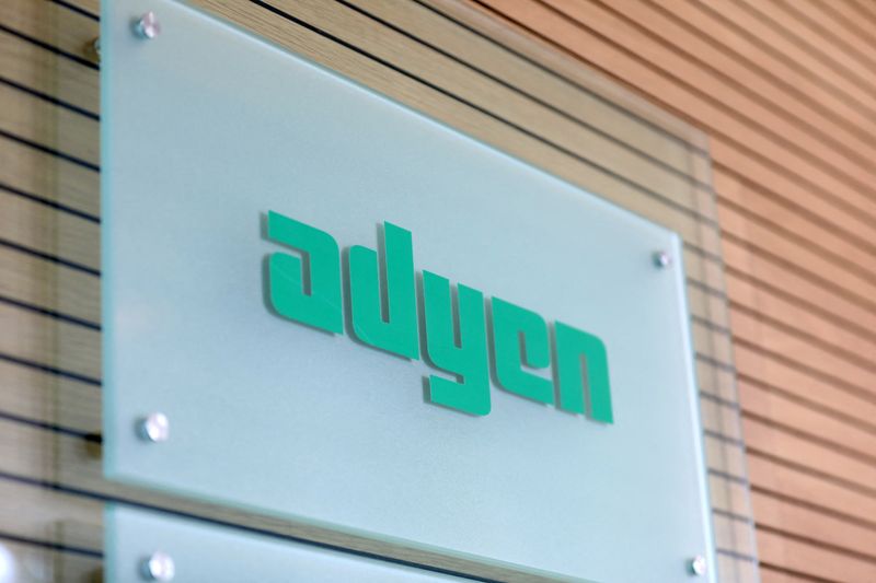 &copy; Reuters. FOTO DE ARCHIVO. El logo de Adyen se ve en el mostrador de recepción de la sede de la empresa en Ámsterdam, Países Bajos, el 24 de agosto de 2018.. REUTERS/Eva Plevier