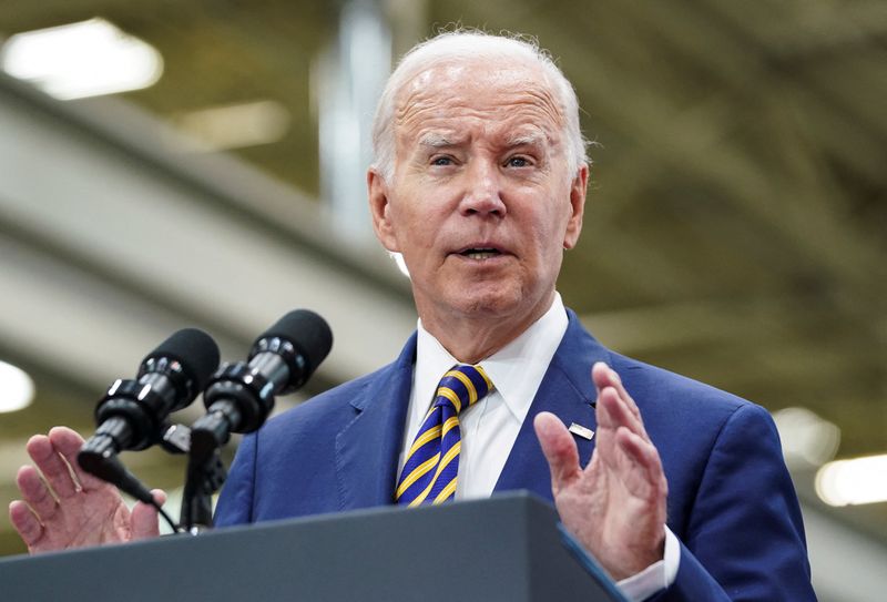 &copy; Reuters. U.S. President Joe Biden speaks about his intention to visit Hawaii as soon as possible, and federal assistance in dealing with the Hawaii wildfires, while delivering remarks during a visit to Ingeteam Inc.’s Milwaukee facility in Milwaukee, Wisconsin, 